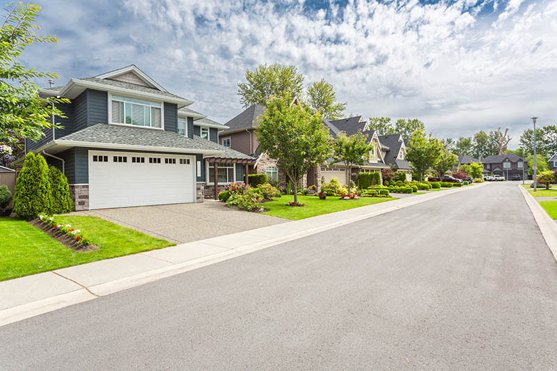 Nicely,Trimmed,And,Manicured,Garden,In,Front,Of,A,Luxury